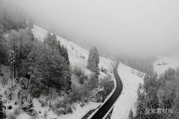 高清摄影 雪覆盖的道路全景照片