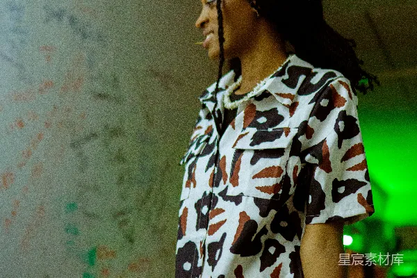 高清摄影 一个女人穿着带有花卉图案的衣服，面带微笑。