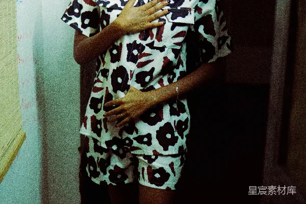 高清摄影 一个女人穿着图案服装摆姿势。