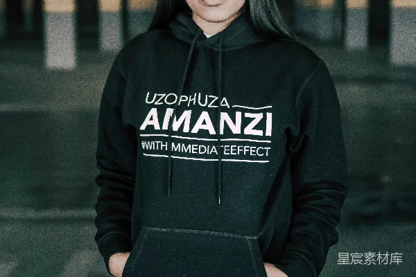 高清摄影 穿黑白相间的套头连帽衫的女人站在白天的马路上。