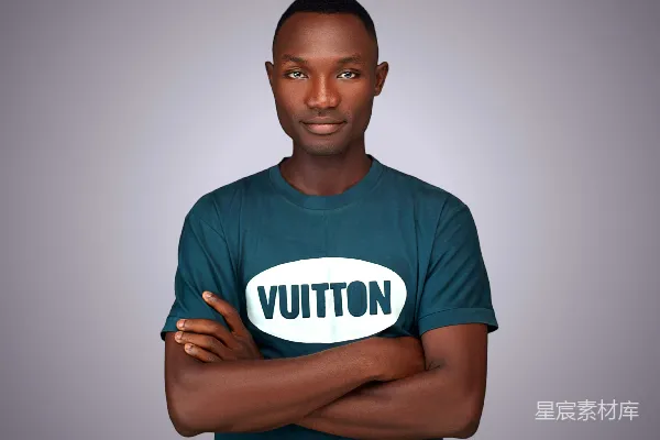 高清摄影 一个双臂交叉的男人，胸前挂着一块写有“vutton”的牌子。