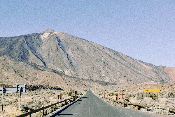 高清摄影 一条空旷的道路，背景中有一座山。