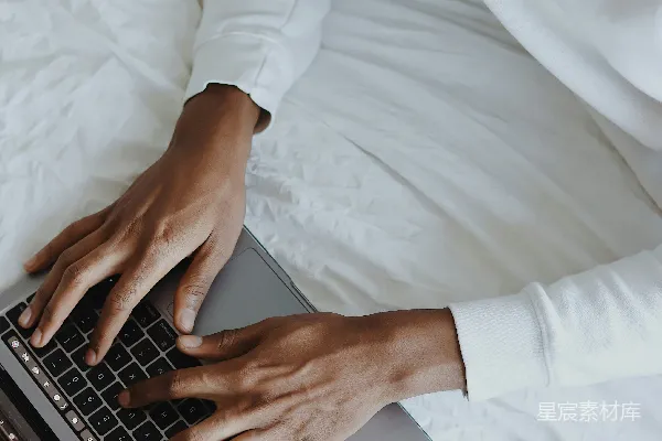 高清摄影 穿白色长袖衬衫的人使用MacBook Pro