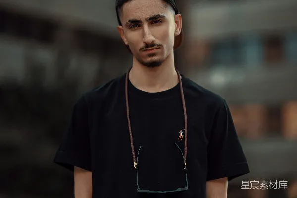 高清摄影 一个男人站在一幢高楼前。