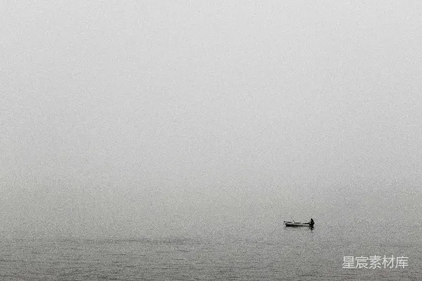 高清摄影 坐在白色的船上，漂浮在海洋的水面上。