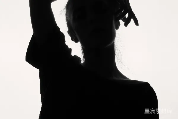 高清摄影 一张黑白照片，照片中一位女子双手放在头上。