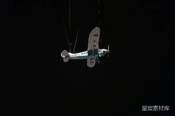 高清摄影 一架小型飞机在黑暗的天空中飞行