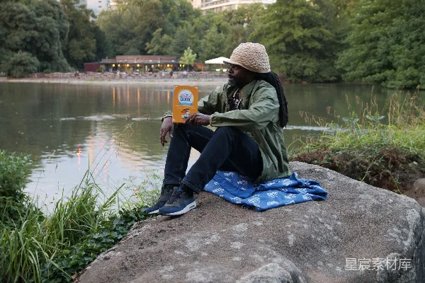 高清摄影 坐在岩石上的人