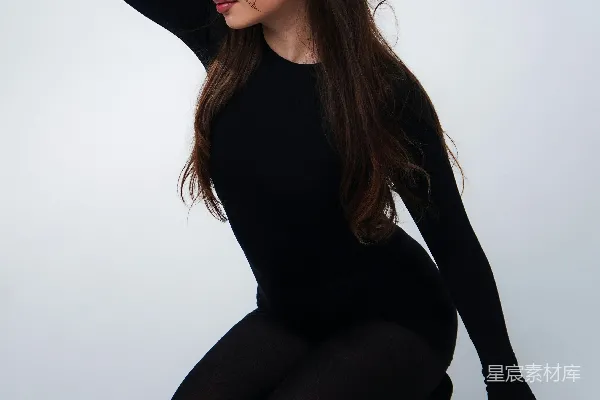 高清摄影 身穿黑色服装并戴着披风面纱的女人