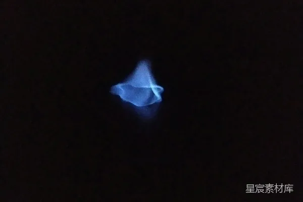 高清摄影 一个黑色背景中间有一个蓝色物体。