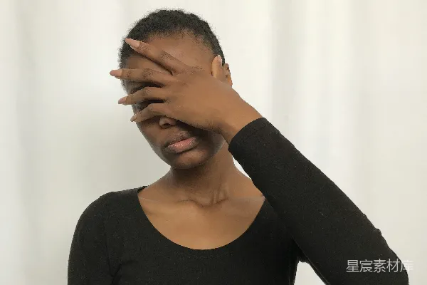 高清摄影 一个女人用双手遮住眼睛