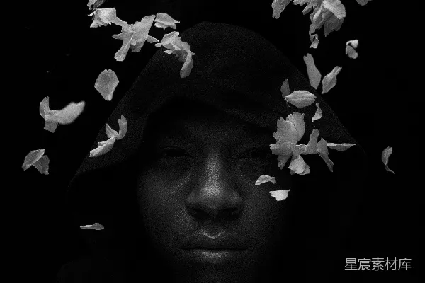 高清摄影 黑白照片中的女人头上戴着一朵白花。