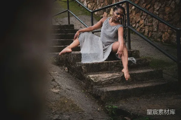 高清摄影 穿着白色连衣裙的女人坐在楼梯上