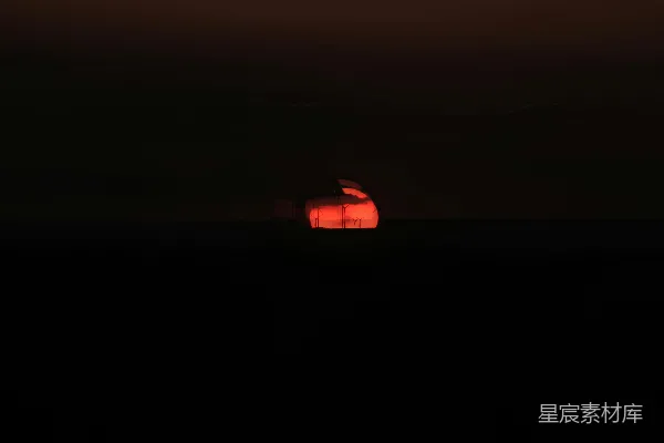 高清摄影 太阳正落下地平线上方。
