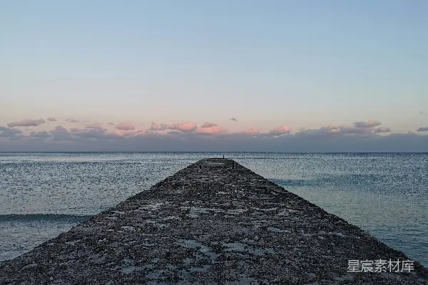 高清摄影 白天海上的灰色混凝土码头