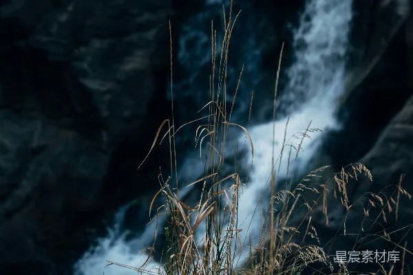 高清摄影 水落在岩石山下