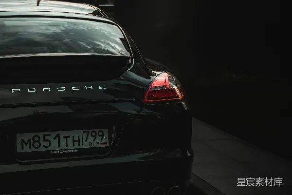 高清摄影 夜晚停在人行道上的黑色本田车