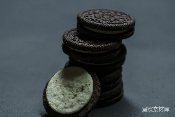 高清摄影 黑色饼干在蓝色织物上