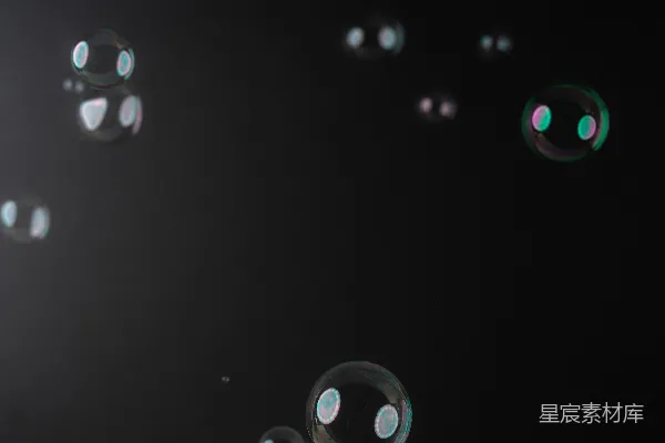 高清摄影 气泡在深色背景前漂浮。