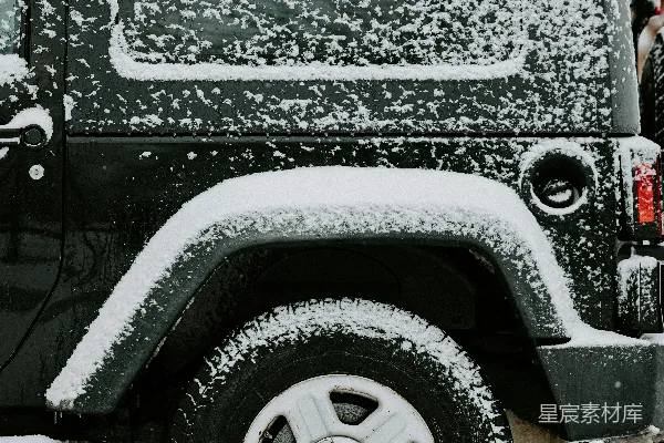 高清摄影 一辆吉普车被积雪覆盖在街道上。