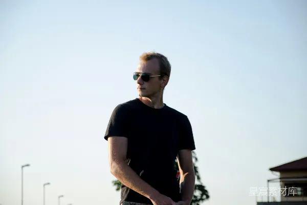 高清摄影 穿着黑色圆领T恤的男人戴着太阳镜