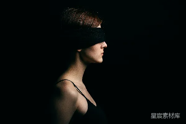 高清摄影 戴黑色眼罩的女人侧对着。