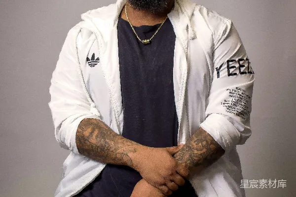 高清摄影 一个留着胡子戴着眼镜的男人坐在椅子上。
