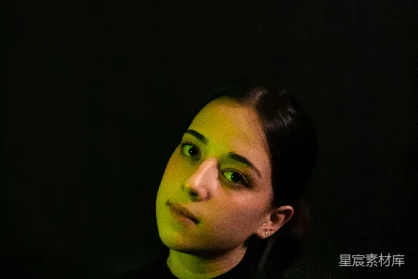 高清摄影 一个绿眼睛的女人穿着黑色衬衫