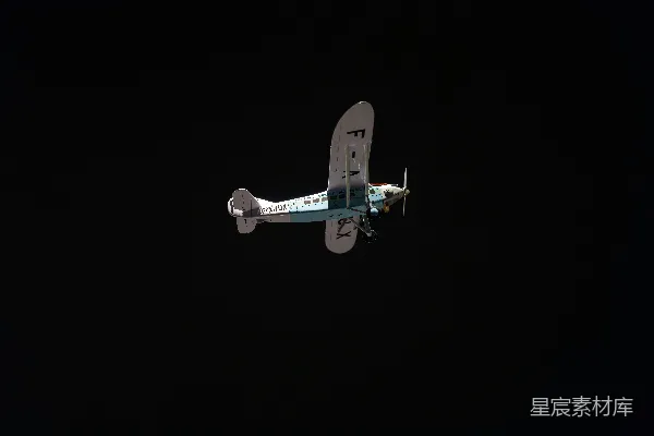 高清摄影 一架小飞机在黑暗的天空中飞行