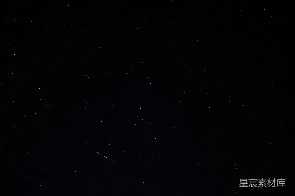 高清摄影 夜空中繁星闪烁，流星划过。
