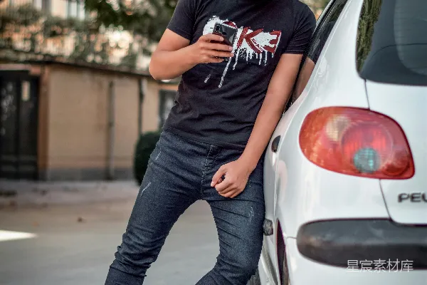 高清摄影 男人靠在车辆上
