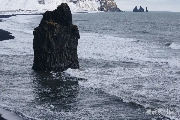 高清摄影 海岸上的灰色岩石形成