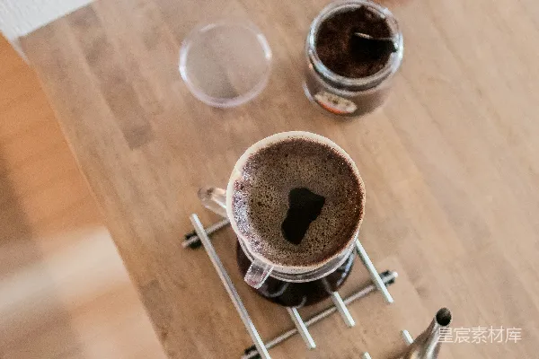 高清摄影 白色陶瓷杯放在棕色木桌上