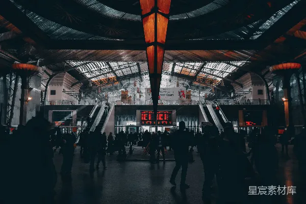 高清摄影 白天在建筑物内行走的人们