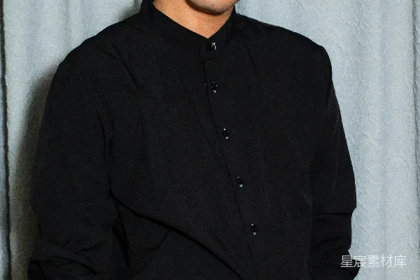 高清摄影 一个穿着黑色衬衫和格子裤的年轻人