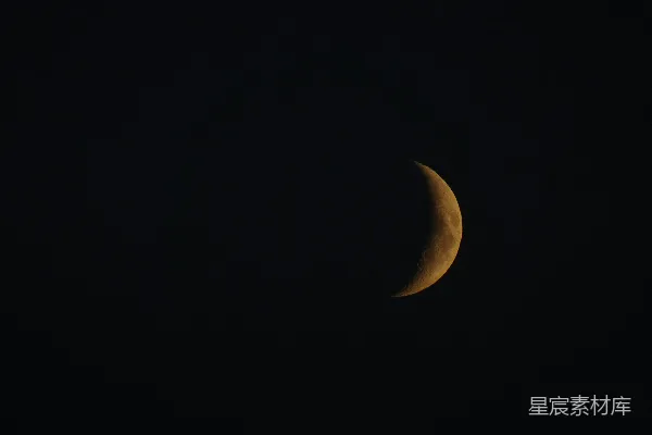 高清摄影 在黑暗的天空中，可以看到一个弯月。