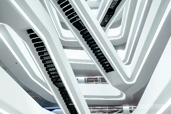 高清摄影 一座非常高大的建筑，里面有许多楼梯。