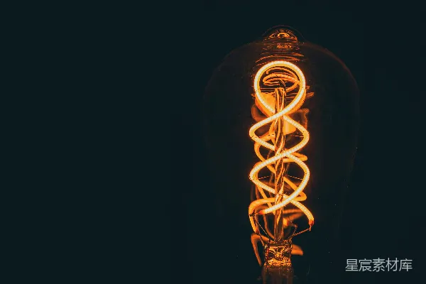 高清摄影 一盏带有火焰的灯泡