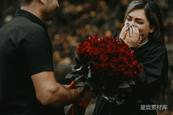 高清摄影 一个男人拿着一束花站在一个女人旁边。