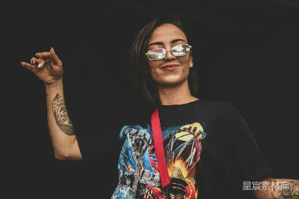 高清摄影 一个戴着眼镜且脖子上系着红色丝带的女人