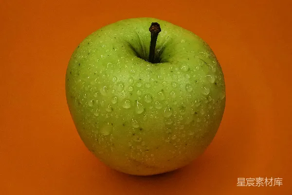 高清摄影 一个带有果梗的绿色苹果
