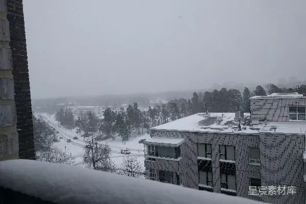高清摄影 从窗户看出去，看到一座被雪覆盖的城市的景象。