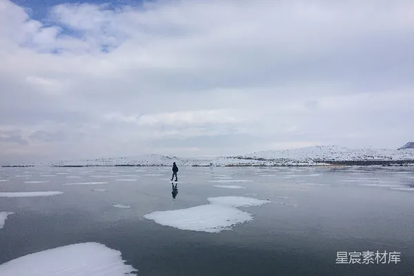 高清摄影 站在雪地上的人的剪影