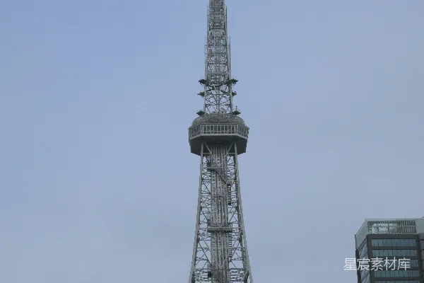 高清摄影 名古屋电视塔在阴云密布的天空下矗立着。