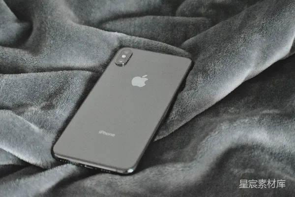 高清摄影 银色iPhone Xs在灰色织物上