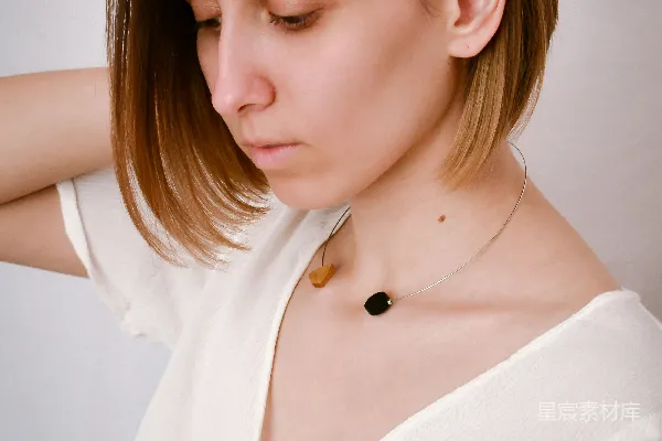 高清摄影 穿着白色V领衬衫的女人