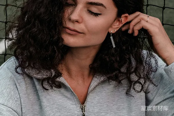 高清摄影 穿着灰色V领长袖衬衫的女人
