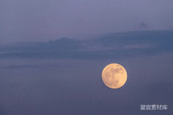 高清摄影 在黄昏的天空中，一轮明月高悬。