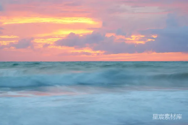 高清摄影 夕阳正挂在海浪之上
