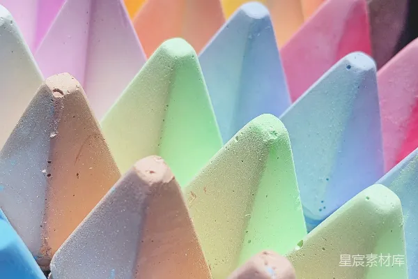 高清摄影 一排排色彩鲜艳的粉笔，各种柔和的淡色调。